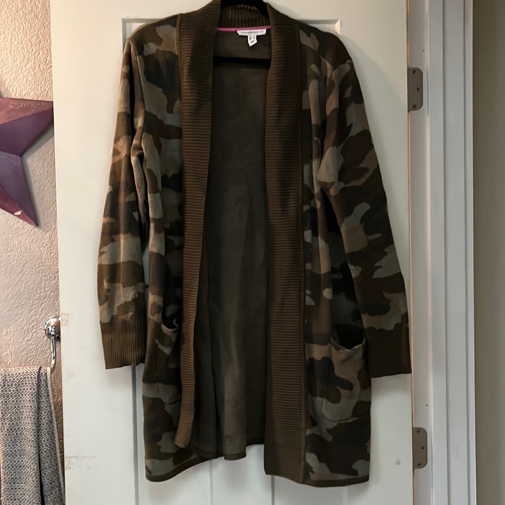 Women’s camo cardigan with pockets
